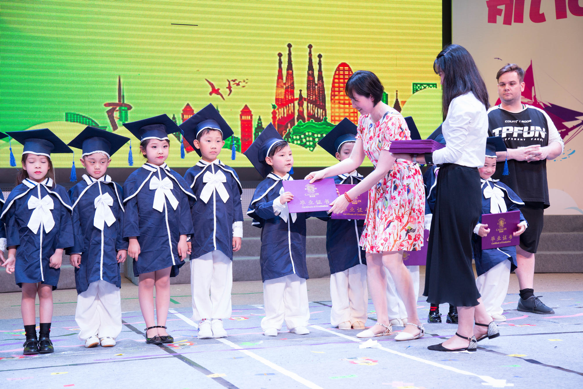 通过学习，我深深地感受到，教师一定要有更高的专业素质。实施创新教育理念，创新型教师bixu具备以下专业素质：