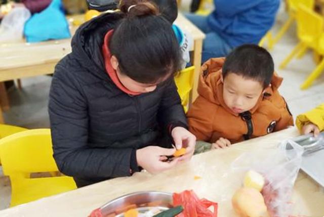 父母应该如何看待体力劳动？安心不求结果，专注陪伴孩子